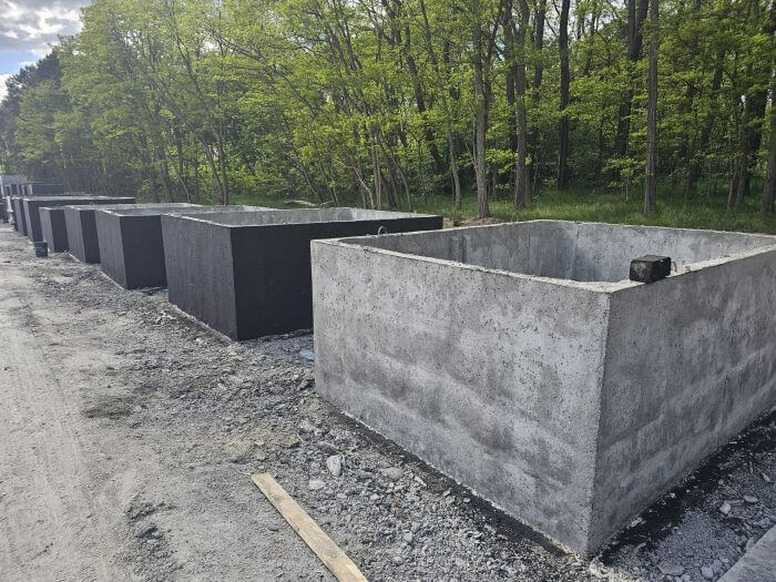 Plac produkcyjny z szambami betonowymi Busko-Zdrój gotowymi do transportu